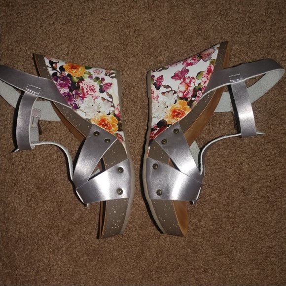 Bella Marie: HOLA Silver Floral Platform Wedge Sandals - Women's Size 7.5 - Picture 7 of 10